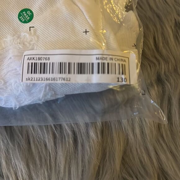 NWT raw trim white denim shorts. Size 6-7/130. - Picture 7 of 8